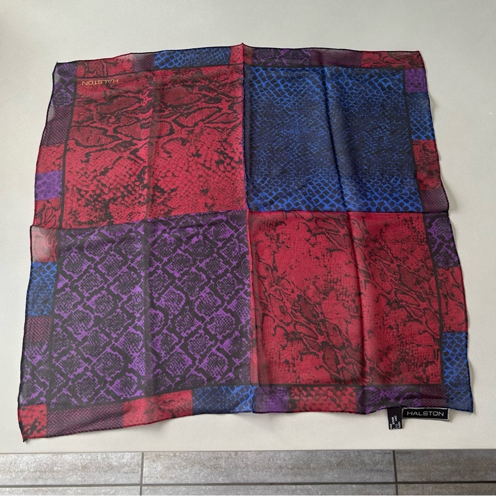 Beautiful Vintage Halston 100% Silk Square Scarf - Picture 3 of 4